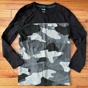 Sonoma (Kohl’s) boys long sleeve shirt size Small (7/8)
Black with grey camo